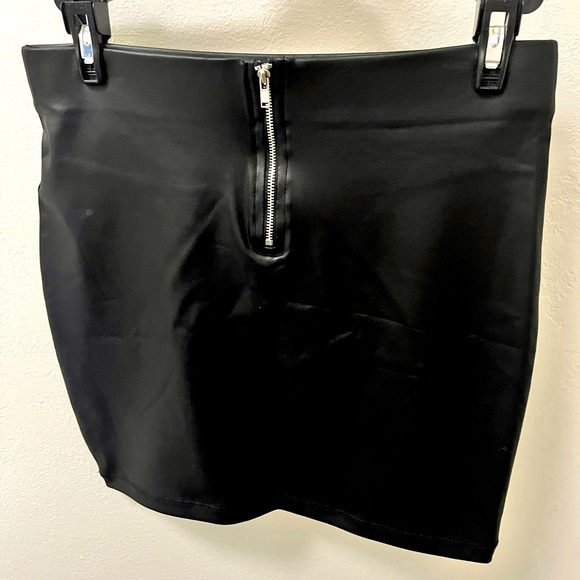 🚨3/$15 Like New Black Faux Leather True Mini Skirt w/ Great Stretch & Give - Picture 1 of 5
